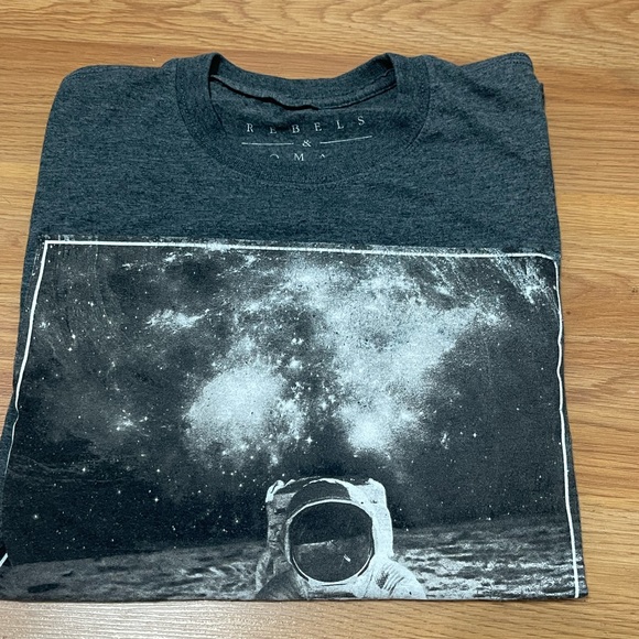 EUC Men’s Medium Rebels & Nomads T-shirt With Neil Armstrong Moon Landing Print - Picture 8 of 8